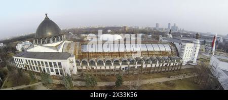 MOSCOU, RUSSIE - 23 mars 2014 : les gens marchent près des pavillons sur le territoire du centre d'exposition VDNH le jour du printemps. Vue aérienne Banque D'Images
