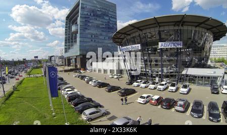 RUSSIE, MOSCOU - 14 MAI 2014 : centre de concessionnaires Avilon de la société Mercedes-Benz au printemps. Vue aérienne. Banque D'Images