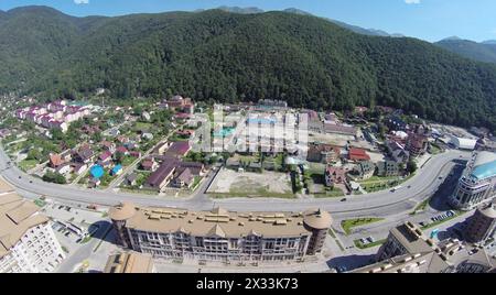 SOTCHI, RUSSIE - 3 août 2014 : station de ski paysagère de Gorki Gorod à Krasnaya Polyana, vue aérienne Banque D'Images