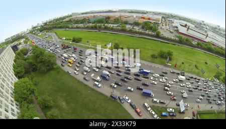 RUSSIE, MOSCOU - 14 MAI 2014 : de nombreuses voitures roulent sur l'avenue Volgogradsky par l'autoroute près du salon de l'auto Renault et de la société Avtoframos. Panorama Banque D'Images