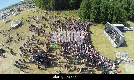 RUSSIE, NELIDOVO – 12 juillet 2014 : la foule de gens écoutent le concert pendant la reconstruction du champ de bataille à la seconde Guerre mondiale. Vue aérienne. (Photo avec bruit Banque D'Images