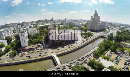 RUSSIE, MOSCOU - 23 MAI 2014 : paysage urbain avec circulation sur le quai de la rivière Yauza au jour ensoleillé du printemps. Vue aérienne Banque D'Images