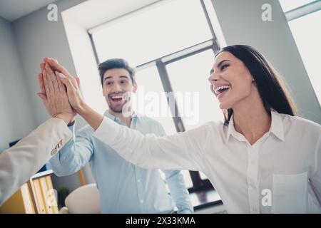 Photo de deux employés mûr patron femme haut cinq équipe de bureau enthousiastes réunion des collègues de discussion travaillant ensemble dans le poste de travail Banque D'Images