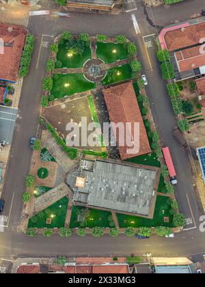 Itaja, Goias, Brésil - 04 16 2024 : image aérienne de l'église catholique Sao Joao Batista à Itaja Goias Banque D'Images