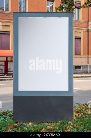 Panneau publicitaire vide pris dans une rue à Bologne, Italie. Modèle utile pour maquette Banque D'Images
