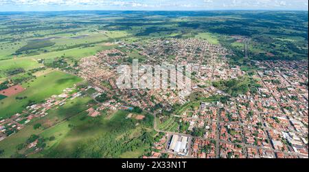 Cassilandia, Mato Grosso do Sul, Brésil - 04 16 2024 : image aérienne de la Cassilandia, une petite ville brésilienne en Panorama Banque D'Images