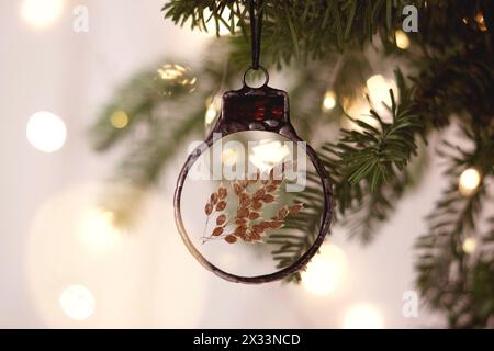 Branche d'arbre de Noël avec un jouet de balle. Balles et guirlande lumineuse avec lampes de poche. Boules du nouvel an photo macro avec bokeh. Banque D'Images