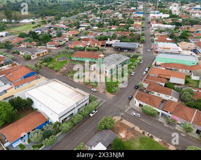 Itaja, Goias, Brésil - 04 13 2024 : image aérienne de l'église catholique Sao Joao Batista à Itaja Goias Banque D'Images