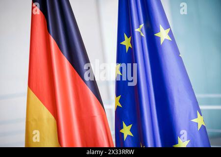 Berlin, Deutschland. 24 avril 2024. Drapeau de l'Allemagne, drapeau de l'Union européenne. Berlin, le 24 avril 2024. Crédit : dpa/Alamy Live News Banque D'Images