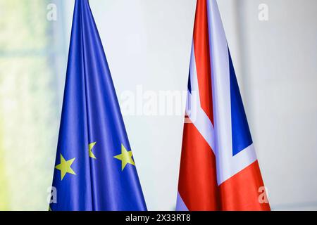 Berlin, Deutschland. 24 avril 2024. Les drapeaux de la Grande-Bretagne et de l'Union européenne. Berlin, le 24 avril 2024. Crédit : dpa/Alamy Live News Banque D'Images