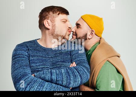 Deux hommes se tiennent étroitement ensemble, embrassant le lien entre eux. Banque D'Images