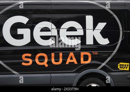 Los Angeles, Californie, États-Unis - 23 avril 2024 : les logos de Geek Squad et Best Buy apparaissent sur le côté d'une fourgonnette de travail « Geekmobile » lorsqu'elle est garée dessus Banque D'Images