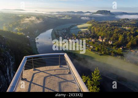 Sonnenaufgang in der Sächsischen Schweiz Die Bastei ist eine Felsformation mit Aussichtsplattform in der Sächsischen Schweiz am rechten Ufer der Elbe auf dem Gebiet der Gemeinde Lohmen zwischen dem Kurort Rathen und Stadt Wehlen. SIE zählt zu den meistbesuchten Touristenattraktionen der Sächsischen Schweiz. .Die neue Aussichtsplattform hoch über der Elbe. Rathen Sachsen Deutschland Banque D'Images