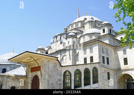 La mosquée Fatih à Istanbul, photographiée par une journée ensoleillée contre un ciel bleu : l’architecture majestueuse du bâtiment commandé par le Sultan Banque D'Images
