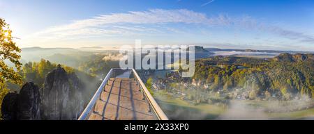 Sonnenaufgang in der Sächsischen Schweiz Die Bastei ist eine Felsformation mit Aussichtsplattform in der Sächsischen Schweiz am rechten Ufer der Elbe auf dem Gebiet der Gemeinde Lohmen zwischen dem Kurort Rathen und Stadt Wehlen. SIE zählt zu den meistbesuchten Touristenattraktionen der Sächsischen Schweiz. .Die neue Aussichtsplattform hoch über der Elbe. Rathen Sachsen Deutschland Banque D'Images