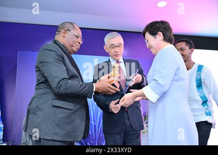 (240424) -- ADDIS-ABEBA, 24 avril 2024 (Xinhua) -- Qiao Jie (R, front), spécialiste de la médecine reproductive, reçoit le Prix international UNESCO-Guinée équatoriale 2024 pour la recherche en sciences de la vie à Addis-Abeba, Ethiopie, le 23 avril 2024. L’Organisation des Nations Unies pour l’éducation, la science et la culture (UNESCO) a annoncé mardi que trois scientifiques de Chine, d’Égypte et de Grèce ont remporté le Prix international UNESCO-Guinée équatoriale 2024 pour la recherche en sciences de la vie. Qiao Jie (Chine), Mohamed Ali Farag (Égypte) et Triantafyllos Stylianopoulos (Grèce) ont reçu le Banque D'Images