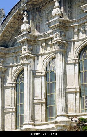 Décor de la façade de la mosquée Ortakoy - l'une des attractions populaires sur les rives du Bosphore à Istanbul (Türkiye) Banque D'Images