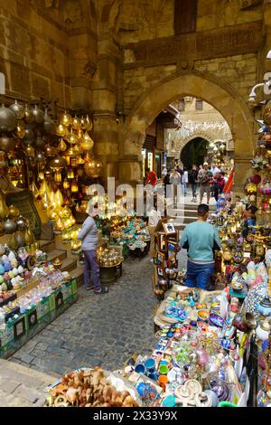 Marché du bazar Khan Al-Khalili, porte Sud, Bab al-Ghuri, le Caire, souk. Égypte Banque D'Images