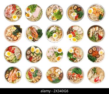 Set avec des bols de délicieux ramen avec différents ingrédients isolé sur blanc, vue de dessus. Soupe de nouilles Banque D'Images