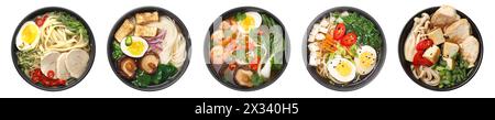 Set avec des bols de délicieux ramen avec différents ingrédients isolé sur blanc, vue de dessus. Soupe de nouilles Banque D'Images