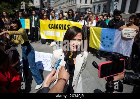 Madrid, Espagne. 24 avril 2024. Ione Belarra, secrétaire général du parti politique Podemos, fait des déclarations à la presse, lors d'un rassemblement devant le Congrès des députés à Madrid. Les habitants des îles Canaries se sont mobilisés à l’intérieur et à l’extérieur de l’archipel espagnol pour réclamer un nouveau modèle touristique plus durable. En outre, six personnes sur les îles sont en grève de la faim pour protester contre la surpopulation touristique aux îles Canaries. (Photo de Luis Soto/SOPA images/SIPA USA) crédit : SIPA USA/Alamy Live News Banque D'Images