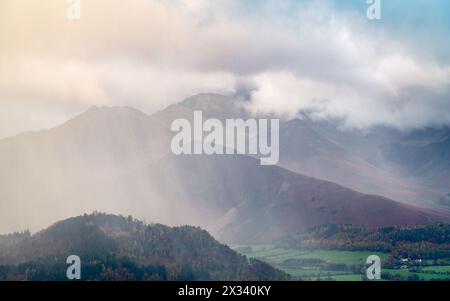 Un gros squall passe au-dessus des montagnes entourant le col de Newlands lors d'une soirée d'automne changeante, capturée depuis le sommet du Latrigg. Banque D'Images