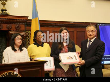 Philadelphie, États-Unis. 23 avril 2024. Liu Guiping (1er R), vice-maire exécutif de Tianjin, présente des cadeaux aux étudiants de Philadelphie à Philadelphie, aux États-Unis, le 23 avril 2024. Tianjin, dans le nord de la Chine, et Philadelphie, sur la côte est des États-Unis, ont célébré mardi leurs 45 ans de liens entre villes jumelles, jurant d'approfondir la coopération et les échanges dans divers domaines. Crédit : Liu Yanan/Xinhua/Alamy Live News Banque D'Images