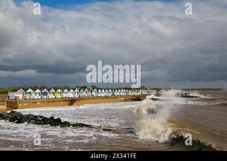 Southwold, Suffolk, Royaume-Uni. 24 avril 2024. Météo britannique : mélange de soleil et d'averses avec de grosses vagues à la plage. Crédit : Carolyn Jenkins/ Alamy Live News Banque D'Images