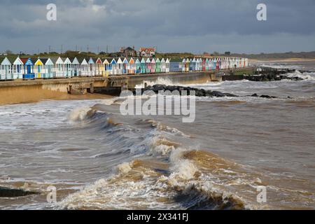 Southwold, Suffolk, Royaume-Uni. 24 avril 2024. Météo britannique : mélange de soleil et d'averses avec de grosses vagues à la plage. Crédit : Carolyn Jenkins/ Alamy Live News Banque D'Images