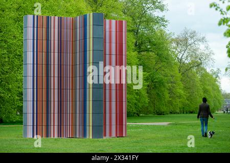 Londres, Royaume-Uni. 24 avril 2024. « STRIP-TOWER », 2023, une sculpture de trois mètres de haut de l’artiste allemand Gerhard Richter âgé de 92 ans, a été installée près de Serpentine South dans les jardins de Kensington. Le verre réfléchissant et les surfaces réfléchissantes sont conçus pour améliorer notre perception de l'environnement bâti. L'œuvre est présentée du 25 avril au 27 octobre 2024 crédit : Stephen Chung / Alamy Live News Banque D'Images