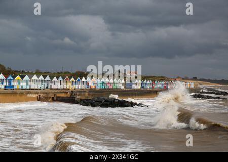 Southwold, Suffolk, Royaume-Uni. 24 avril 2024. Météo britannique : mélange de soleil et d'averses avec de grosses vagues à la plage. Crédit : Carolyn Jenkins/ Alamy Live News Banque D'Images