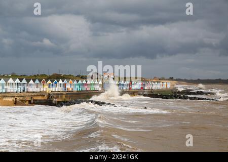 Southwold, Suffolk, Royaume-Uni. 24 avril 2024. Météo britannique : mélange de soleil et d'averses avec de grosses vagues à la plage. Crédit : Carolyn Jenkins/ Alamy Live News Banque D'Images