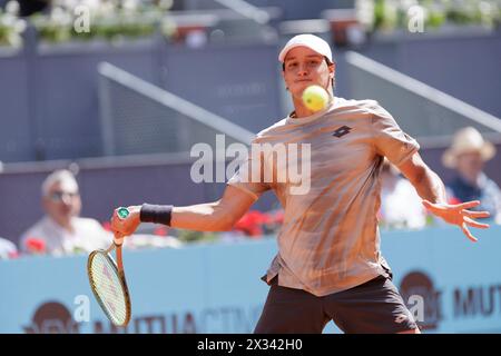 MADRID, ESPAGNE - 24 AVRIL : Luciano Darder retourne un tir contre Gael Monfils lors de leur match le jour 3 de l'Open Mutua de Madrid au stade Caja Magica de Madrid. Crédit : Guille Martinez/AFLO/Alamy Live News Banque D'Images