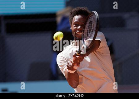 MADRID, ESPAGNE - 24 AVRIL : Gael Monfils retourne un tir contre Luciano Darder lors de leur match le jour 3 de l'Open Mutua Madrid au stade Caja Magica de Madrid. Crédit : Guille Martinez/AFLO/Alamy Live News Banque D'Images