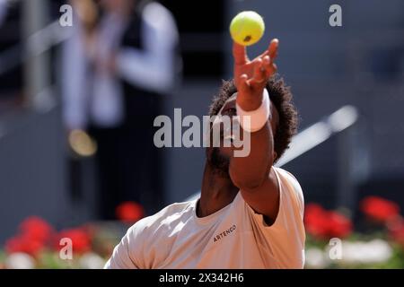 MADRID, ESPAGNE - 24 AVRIL : Gael Monfils retourne un tir contre Luciano Darder lors de leur match le jour 3 de l'Open Mutua Madrid au stade Caja Magica de Madrid. Crédit : Guille Martinez/AFLO/Alamy Live News Banque D'Images