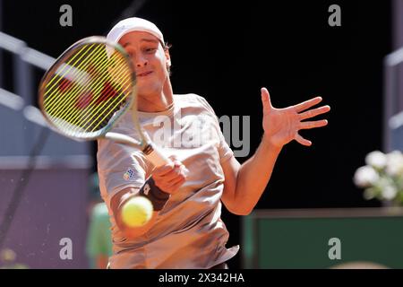 MADRID, ESPAGNE - 24 AVRIL : Luciano Darder retourne un tir contre Gael Monfils lors de leur match le jour 3 de l'Open Mutua de Madrid au stade Caja Magica de Madrid. Crédit : Guille Martinez/AFLO/Alamy Live News Banque D'Images