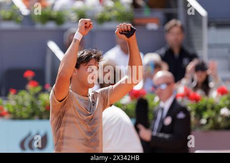 MADRID, ESPAGNE - 24 AVRIL : Luciano Darder célèbre son match contre Gael Monfils le jour 3 de l'Open Mutua Madrid au stade Caja Magica de Madrid. Crédit : Guille Martinez/AFLO/Alamy Live News Banque D'Images