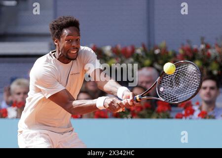 MADRID, ESPAGNE - 24 AVRIL : Gael Monfils retourne un tir contre Luciano Darder lors de leur match le jour 3 de l'Open Mutua Madrid au stade Caja Magica de Madrid. Crédit : Guille Martinez/AFLO/Alamy Live News Banque D'Images