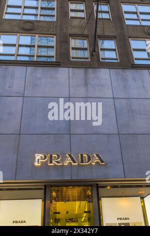Vue rapprochée du panneau de façade de la boutique 'Prada' sur la Cinquième Avenue. NY. ÉTATS-UNIS. Banque D'Images