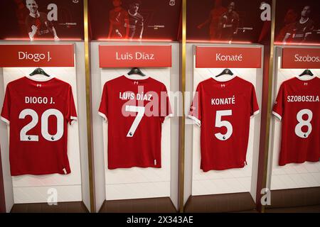 Angleterre, Liverpool - 29 décembre 2023 : maillots du Liverpool FC pour Diogo Jota, Luis Diaz, Ibrahima Konate et Dominik Szoboszlai. Banque D'Images