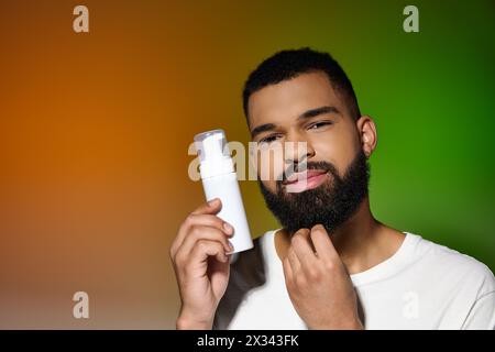 Jeune homme afro-américain tient de la crème à raser. Banque D'Images