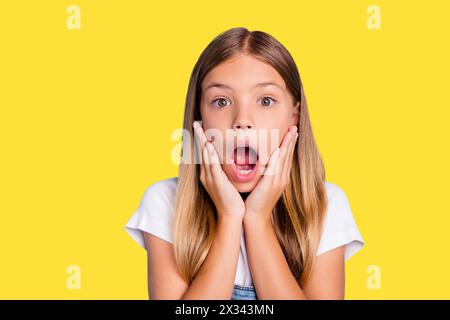 Gros plan profil portrait de côté d'elle elle gentille jolie jolie séduisante étonnée drôle blonde à cheveux droits pré-adolescent fille ouverte la bouche oh mon Dieu pas moyen Banque D'Images