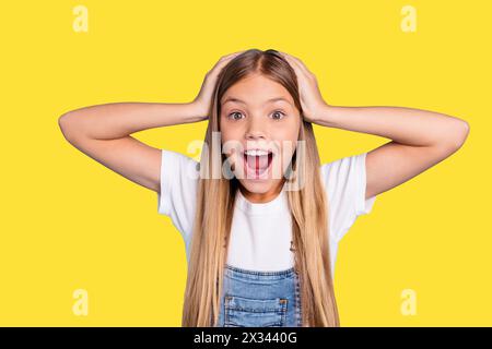 Gros plan portrait d'elle elle belle jolie jolie douce attrayante drôle joyeuse gaie blonde à cheveux droits pré-adolescente ouverte la bouche par excès de joie Banque D'Images