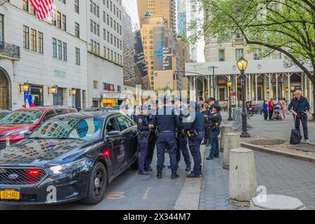 Vue d'un groupe de police sur la 5ème Avenue, New York, avec leur véhicule de patrouille. New York. ÉTATS-UNIS. Banque D'Images