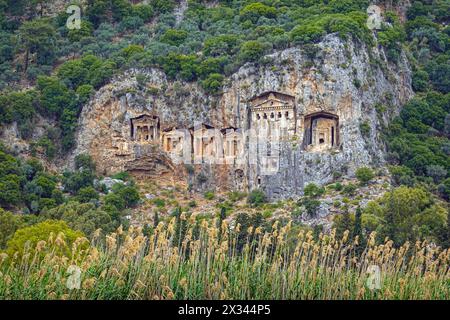 Tombes royales lyciennes sculptées dans la paroi rocheuse, à la destination touristique populaire de Dalyan, province de Mugla, Turquie Banque D'Images