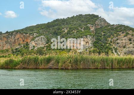 Tombes royales lyciennes sculptées dans la paroi rocheuse, à la destination touristique populaire de Dalyan, province de Mugla, Turquie Banque D'Images