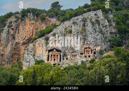 Tombes royales lyciennes sculptées dans la paroi rocheuse, à la destination touristique populaire de Dalyan, province de Mugla, Turquie Banque D'Images