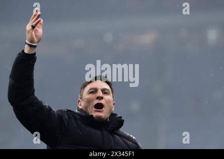 Milan, Italie. 22 avril 2024. Javier Zanetti célèbre la victoire du Scudetto (championnat italien de Serie A) à l'issue du match de Serie A entre l'AC Milan et le FC Internazionale. Crédit : Nicolò Campo/Alamy Live News Banque D'Images