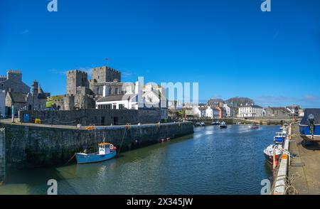 Castle Rushen et Castletown Harbour, Castletown, Île de Man, Angleterre, Royaume-Uni Banque D'Images