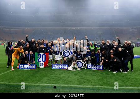 Milan, Italie. 22 avril 2024. Les joueurs et le staff du FC Internazionale célèbrent la victoire du 20e Scudetto (Championnat italien de Serie A) du FC Internazionale à la fin du match de Serie A entre l'AC Milan et le FC Internazionale. Crédit : Nicolò Campo/Alamy Live News Banque D'Images